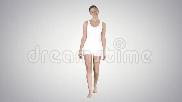 瑜伽伸展颈部女孩在梯度步行和做运动的梯度背景视频的预览图