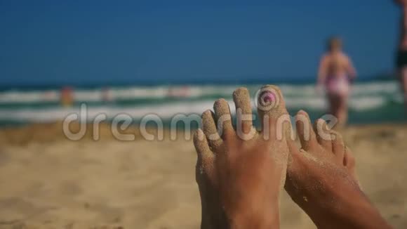 懒洋洋的脚踩在沙滩上脚趾头是沙子视频的预览图