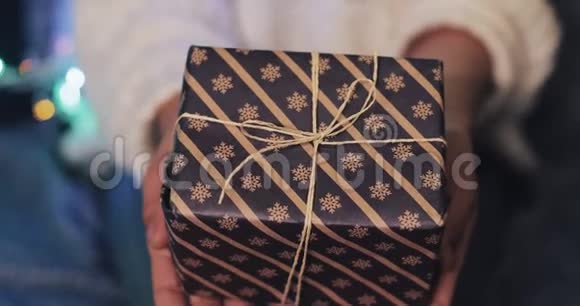 把漂亮的圣诞礼物盒装在女人手里圣诞节和新年庆祝概念视频的预览图