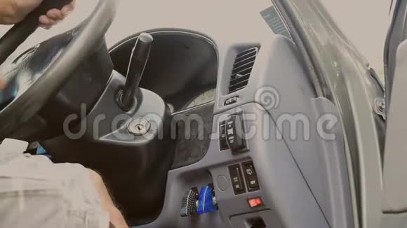 用发动汽车引擎的钥匙把一个人的手拉近视频的预览图