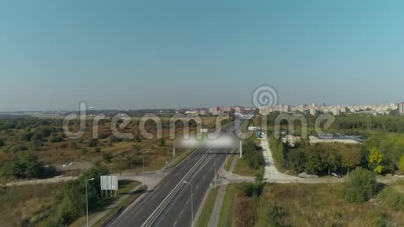 客机飞向天空城市高速公路和立交桥的鸟瞰图视频的预览图