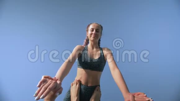 瑜伽梳着辫子的快乐女孩的肖像在户外天空的背景下平衡着她的男性伴侣的腿视频的预览图