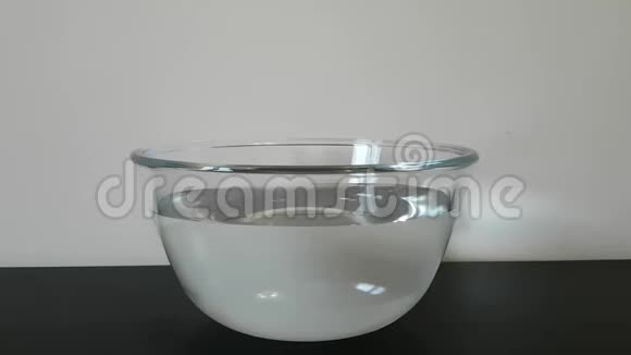 桌子上有一碗清澈的水碗里的水哗啦啦地流水的流动地震视频的预览图