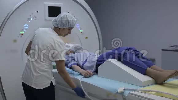 医生给病人介绍了一种造影剂进行磁共振研究视频的预览图