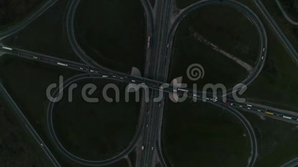 城市高速公路和立交桥的夜景视频的预览图