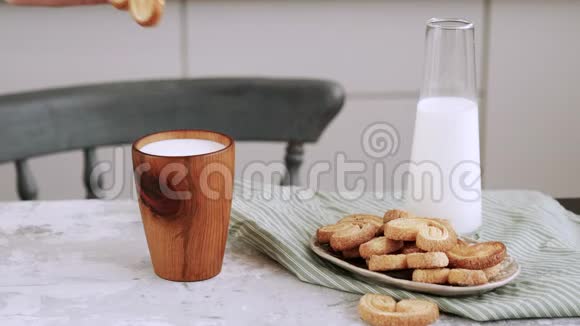 女性手在牛奶里蘸饼干视频的预览图