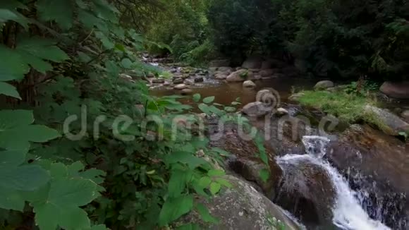 小瀑布的慢动作与岩石潘射视频的预览图