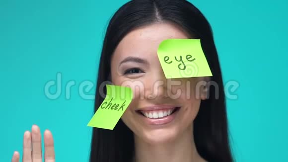 快乐的女性有粘性的笔记学习身体部位的英语教育视频的预览图