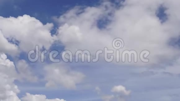 蓝天云在缓慢的运动视频的预览图