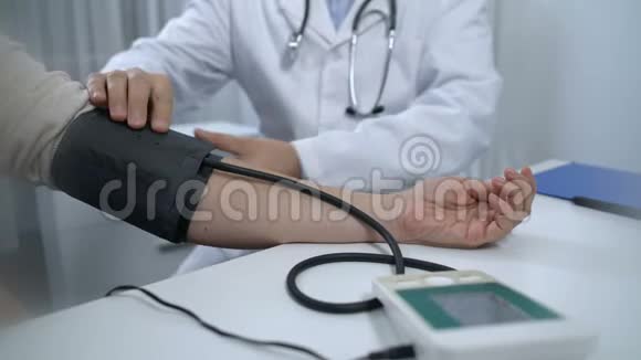 男性治疗师测量病人血压并开具处方视频的预览图