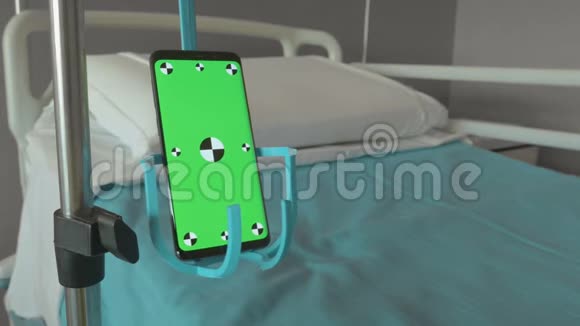 手机而不是医院病床附近的医疗点滴视频的预览图
