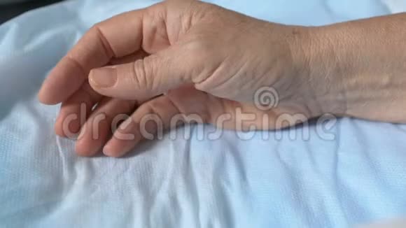 老年患者挤压床单疼痛剧烈病情严重抽搐视频的预览图