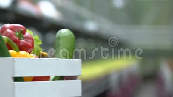 提供新鲜蔬菜绿色食品杂货和农业生意的农民视频的预览图