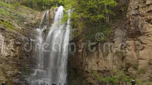 格鲁吉亚第比利斯市的瀑布视频的预览图