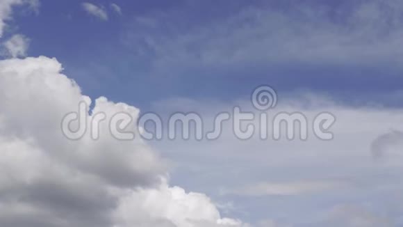 蓝天云在缓慢的运动视频的预览图
