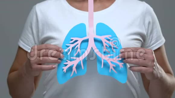 在镜头前显示肺部体征的妇女结核病预防概念视频的预览图