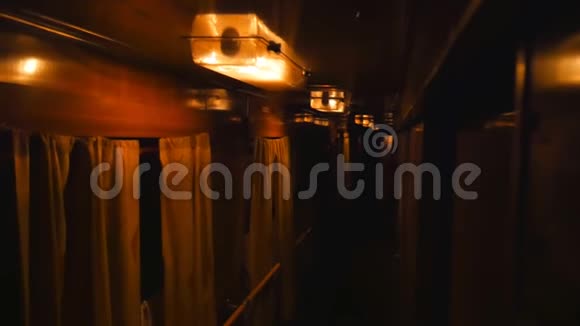 火车车厢里很黑室内生活方式列车从夜间移动列车到车厢内的走廊视频的预览图