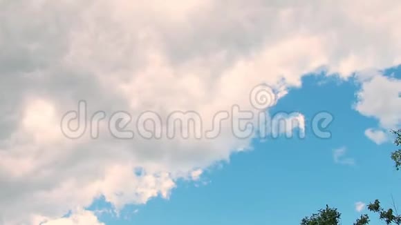 蓬松的白云蓝天时间流逝运动背景视频的预览图