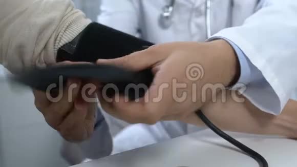 男性医生测量患者动脉张力定期健康检查视频的预览图