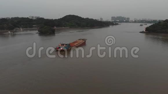 一艘大型货船正沿着一条河流航行视频的预览图