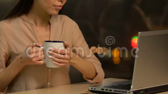 工作过度疲惫的女士在笔记本电脑上工作喝茶没有想法视频的预览图