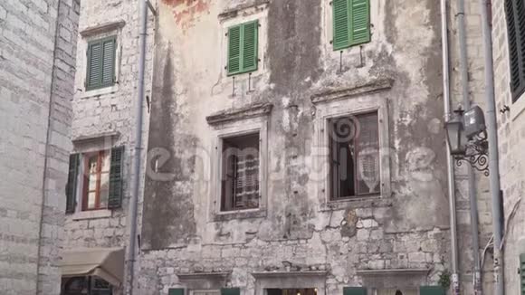 科托黑山城市旧城墙的景色视频的预览图