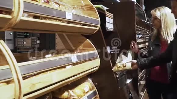 一位丈夫正在超市买一些面包店的产品视频的预览图