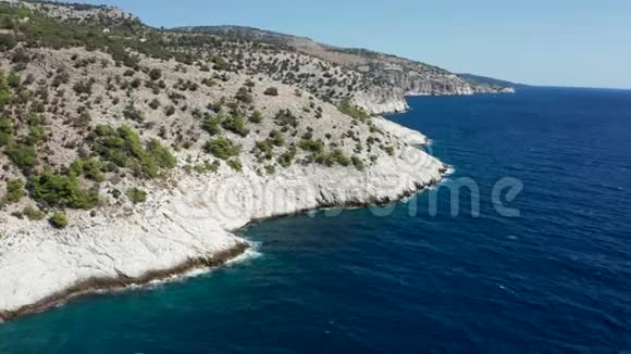 空中无人机与岩石悬崖海岸线的影像视频的预览图