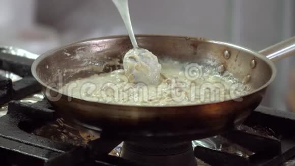 锅里的菜是炖的手的特写动作视频的预览图