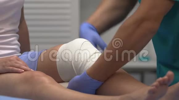 医生从病人膝盖上取出弹力绷带关节置换手术视频的预览图
