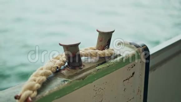 实时特写镜头的绳子缠绕在一个特殊的持有人在船上船的动作视频的预览图