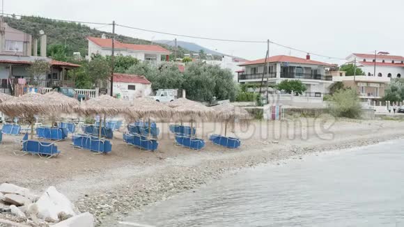 夏天结束时海滩上的空躺椅视频的预览图