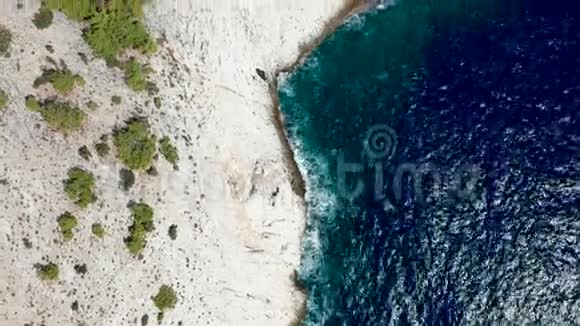 带着岩石的悬崖在海岸线上飞行视频的预览图
