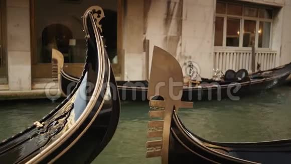 在威尼斯的一艘缆车的实时中镜头传统的威尼斯峡谷漂浮在运河上视频的预览图