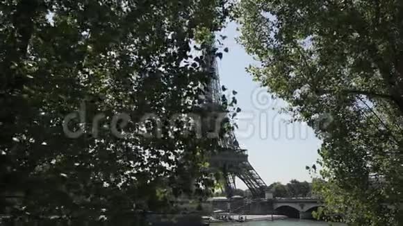 埃菲尔铁塔在蓝天的映衬下从绿树上滚出视频的预览图