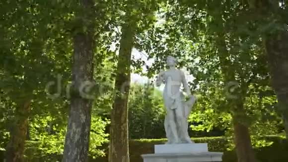 春天凡尔赛花园小巷里的大理石雕像视频的预览图