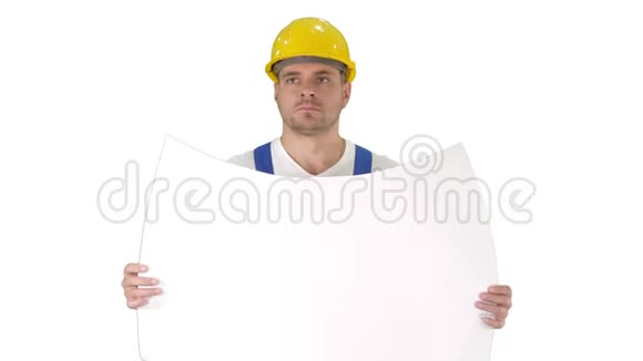 体贴的建设者戴着头盔看着蓝图走在白色的背景上视频的预览图