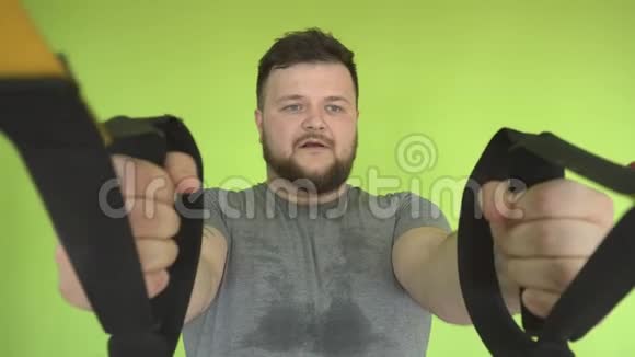 肥胖的白种人留胡子在现代健身中心工作锻炼耐力和肌肉超重视频的预览图