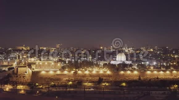 耶路撒冷的岩石清真寺和圣殿山穹顶的夜盘视频的预览图