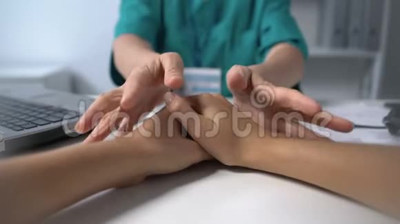 医生触摸女性病人的手安慰和支持医疗保健POV视频的预览图