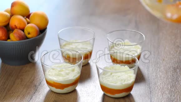 糖果女孩用玻璃杯做杏子甜点视频的预览图