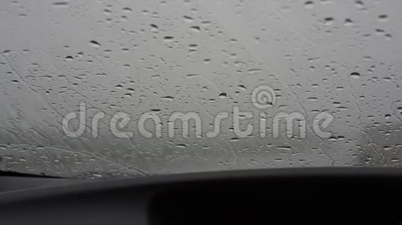 汽车从客舱沿道路行驶在大雨中视频的预览图