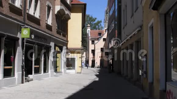 夏天德国雷根斯堡历史中心的一条孤独的小街道人们走在狭窄的地方视频的预览图