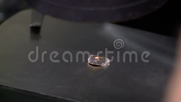 显微钻石首饰视频的预览图