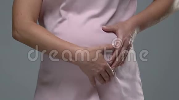 孕妇触及腹部疼痛有误产的危险健康视频的预览图