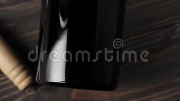 豪华红酒两个空酒杯一个开瓶器和一瓶红酒由桌上美味的红葡萄制成视频的预览图