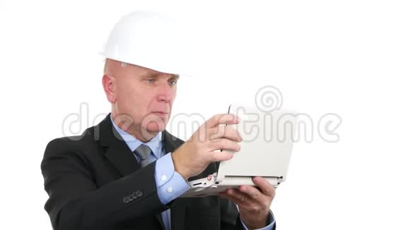 幻灭的工程师在笔记本电脑上阅读坏消息并做紧张的手势视频的预览图