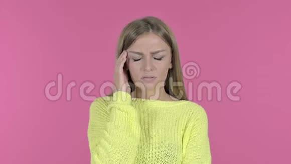 有头痛粉红背景的穿着少女视频的预览图