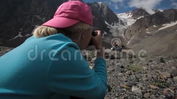 摄影师在山上给一个女孩拍照视频的预览图