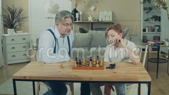 少年正在和爷爷下棋视频的预览图